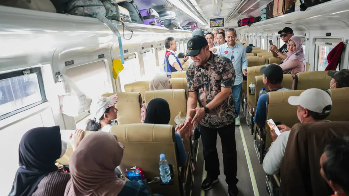 Gubernur Jawa Tengah Ahmad Luthfi memberangkatkan peserta program balik rantau gratis (Humas Pemprov Jateng)