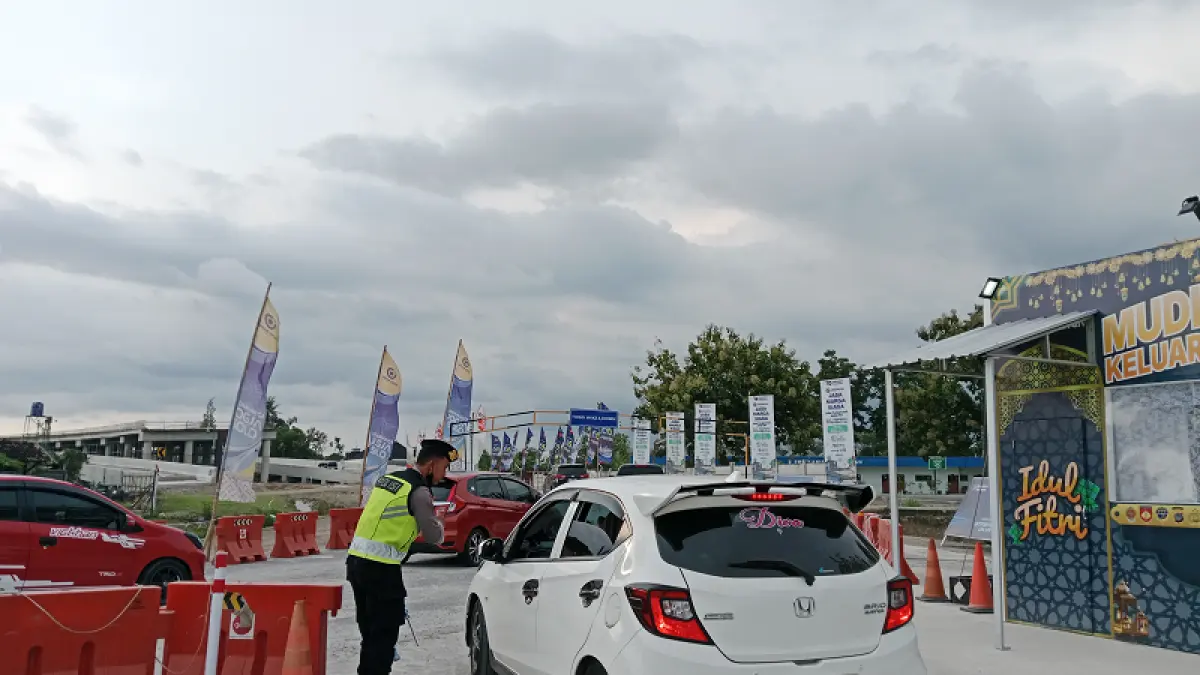 Kendaraan masuk di GT Purwomartani. (Delima&nbsp;Purnamasari/Radar Jogja)