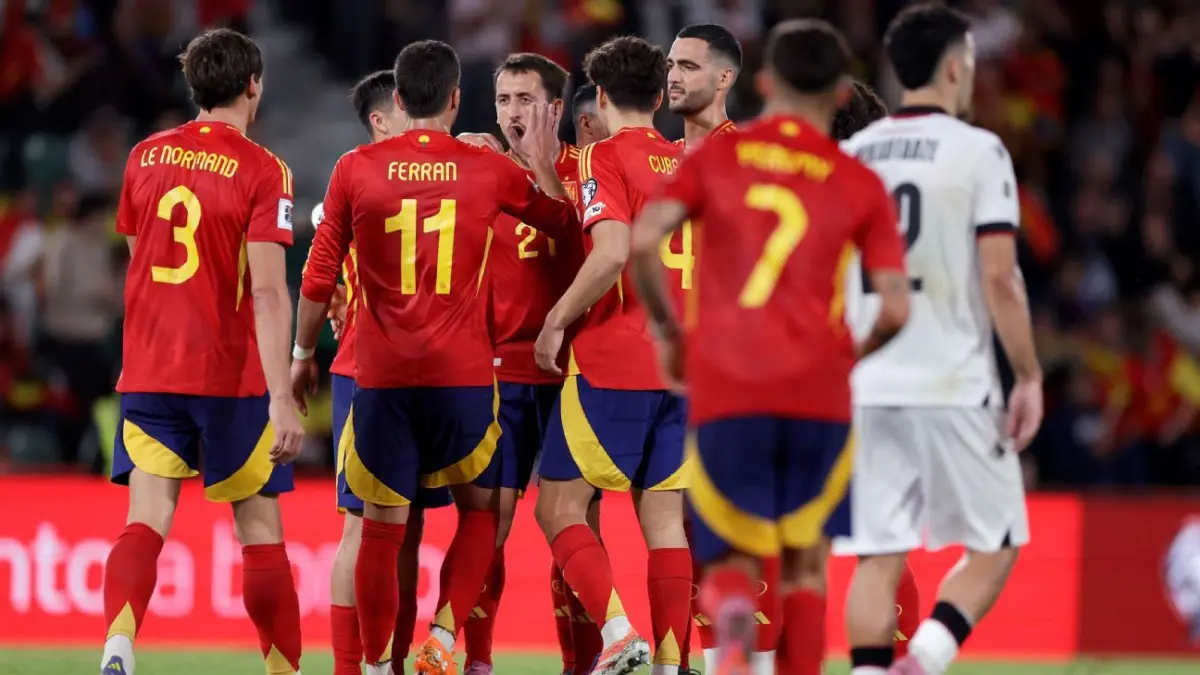 Para pemain Spanyol rayakan kemenangan atas Georgia di Kualifikasi Piala Dunia