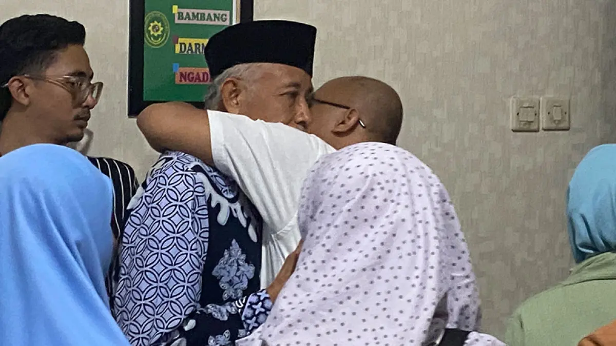 PENUH HARU: SP dipeluk kerabat dekatnya usai membacakan pledoi dalam sidang lanjutan di Pengadilan Tipikor Jogja, Jumat (27/3). AGUNG DWI PRAKOSO/RADAR JOGJA