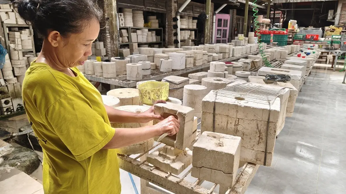 PROSES PRODUKSI: Pegawai Kei Pottery saat melakukan finishing salah satu produk keramik. (Fahmi&nbsp;Fahriza/Radar Jogja)