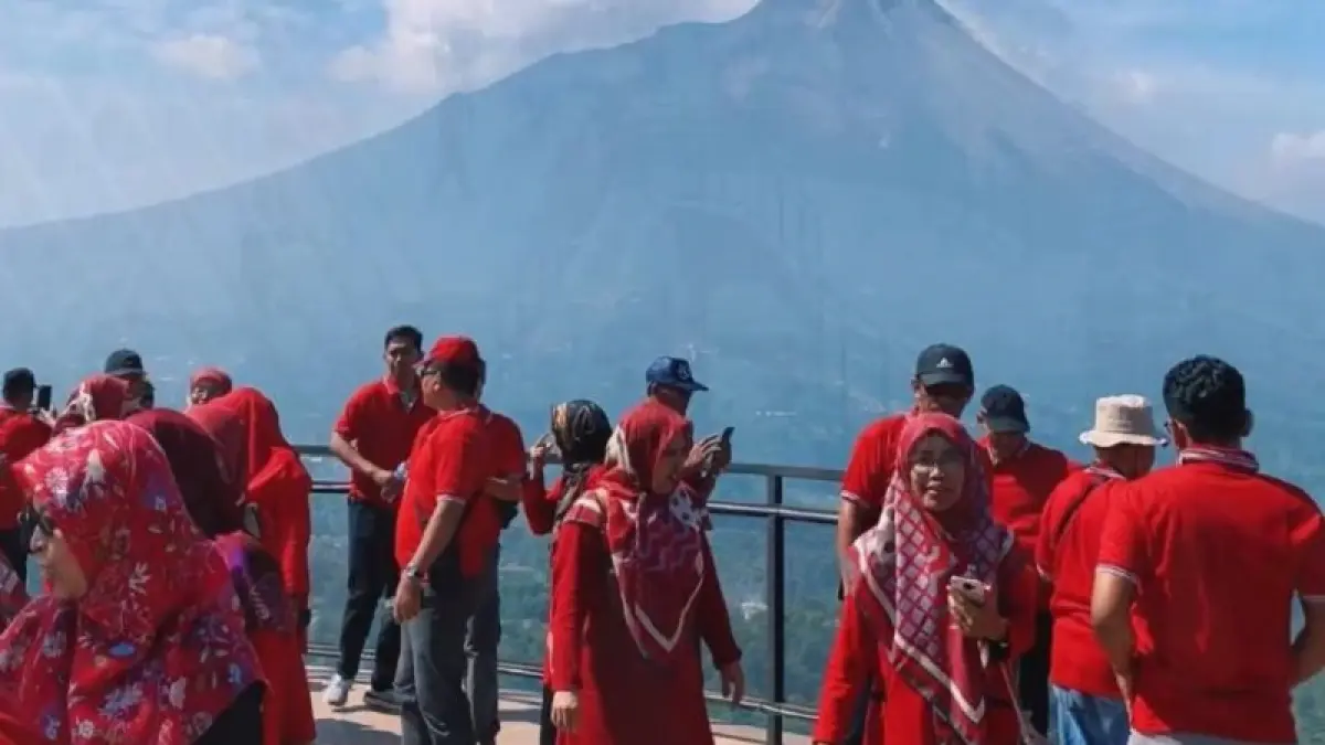 RAMAI: Wisatawan dari berbagai daerah memadati kawasan Ketep Pass Jumat (27/3). (Dokumentasi Edwar untuk Radar Jogja)