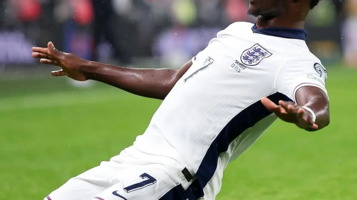 Selebrasi Bukayo Saka setelah mencetak gol indah dalam kemenangan Inggris atas Serbia