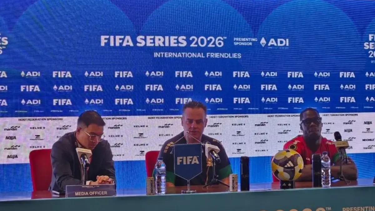 Pelatih Timnas St Kitts dan Nevis Marcelo Augusto Silva Serrano (tengah) dan pemainnya Julani Archibald (kanan) menghadiri jumpa pers di Jakarta, Kamis (26/3/2026), menjelang pertandingan FIFA Series 2026 melawan Indonesia di Stadion Utama Gelora Bung Karno. (ANTARA/RAUF ADIPATI)