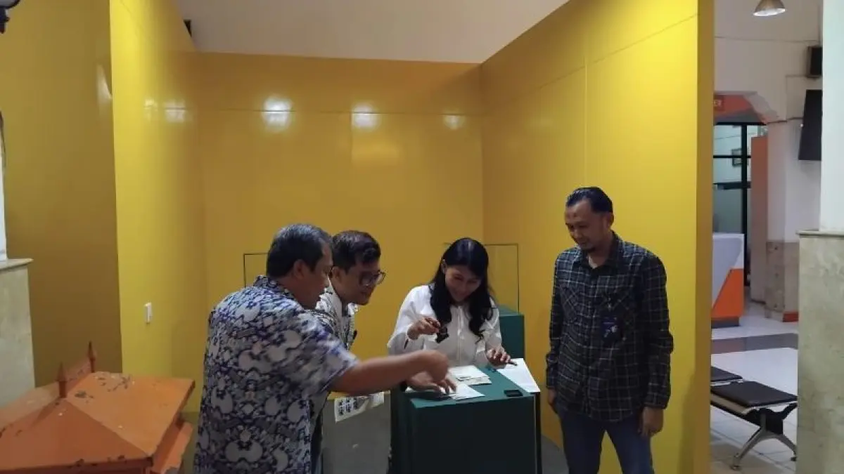 Keterangan Sekjen PFI Mahpudi, Kepala Kantor Pos Jogjakarta Bebi Ahmed Jo Pical, dan Kepala Dinas Kebudayaan (Kundha Kabudayan) Kota Jogja, Yetti Martanti saat mengecap perangko di Kantor Pos Besar Jogjakarta, Sabtu (28/3) sore. (Rizky Wahyu/Radar Jogja)