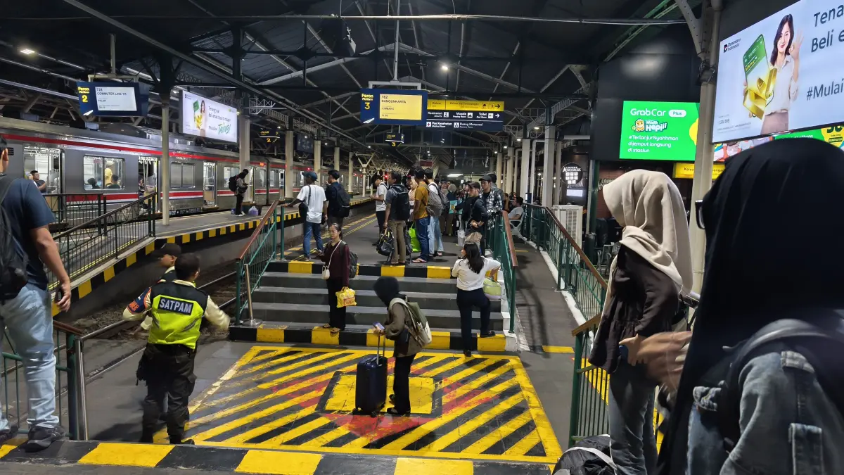 para penumpang kereta api di Stasiun Tugu Jogja selama periode mudik lebaran 