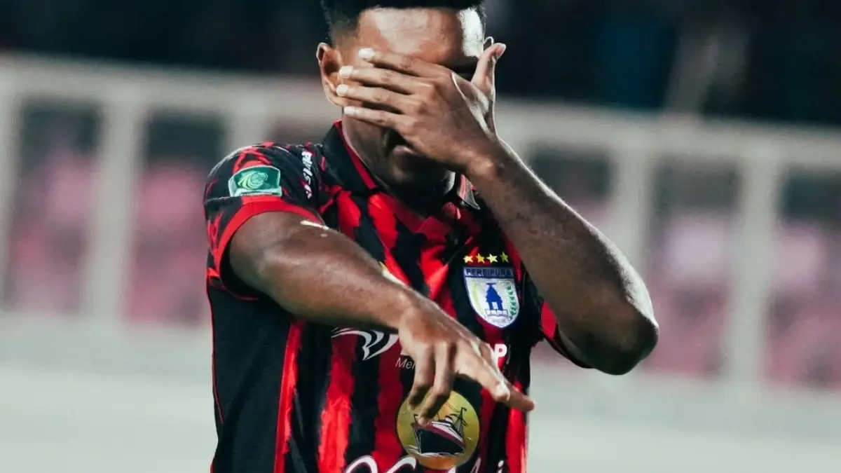 Selebrasi Jeam Kelly Sroyer setelah mencetak gol pembuka dalam kemenangan Persipura Jayapura atas Deltras FC dalam laga lanjutan Pegadaian Championship 2025/26 grup Timur di Stadion Lukas Enembe, Sabtu (28/3) (instagram Persipura)