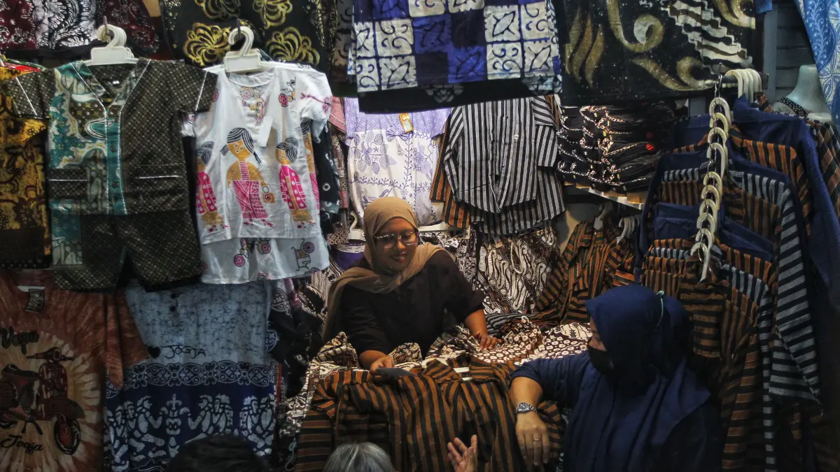 Suasana Pasar Beringharjo sisi barat, Kota Jogja, kemarin (17/3). Wisatawan dari berbagai daerah mulai berburu oleh-oleh dan cinderamata khas Jogja saat masa libur Lebaran. Lonjakan kunjungan ini membawa berkah bagi para pedagang yang menawarkan beragam produk, seperti batik, kerajinan tangan, hingga camilan tradisional.