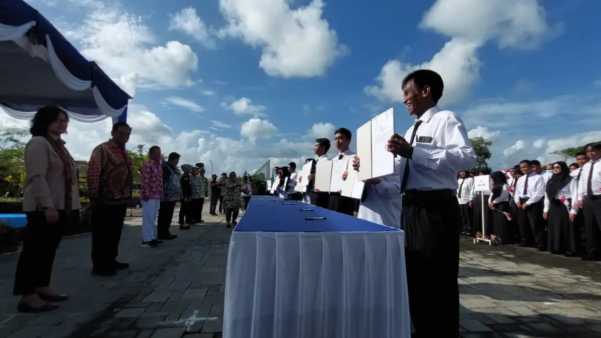 (ANOM BAGASKORO/RADAR JOGJA) - PENGANGKATAN: PPPK Paruh Waktu menandatangani SK penanda diangkatnya menjadi ASN.