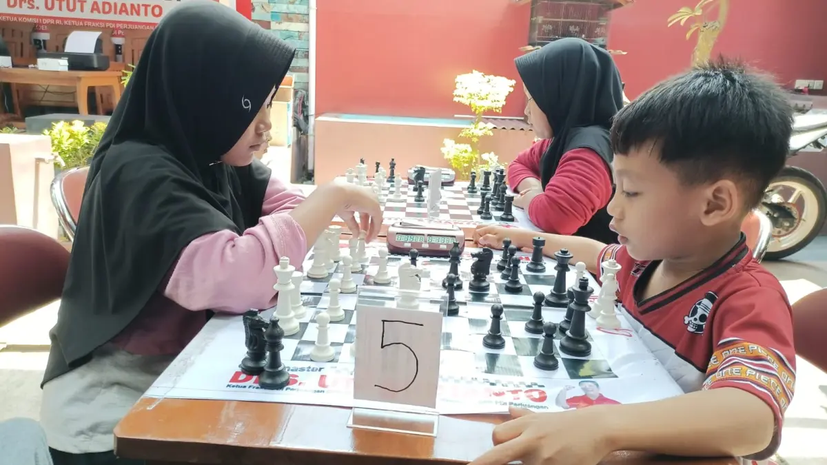 Atlet catur junior serius berlatih dalam pertandingan persahabatan di Rumah Aspirasi Grand Master Utut Adianto, kemarin. (M Hafied/Radar Jogja)

