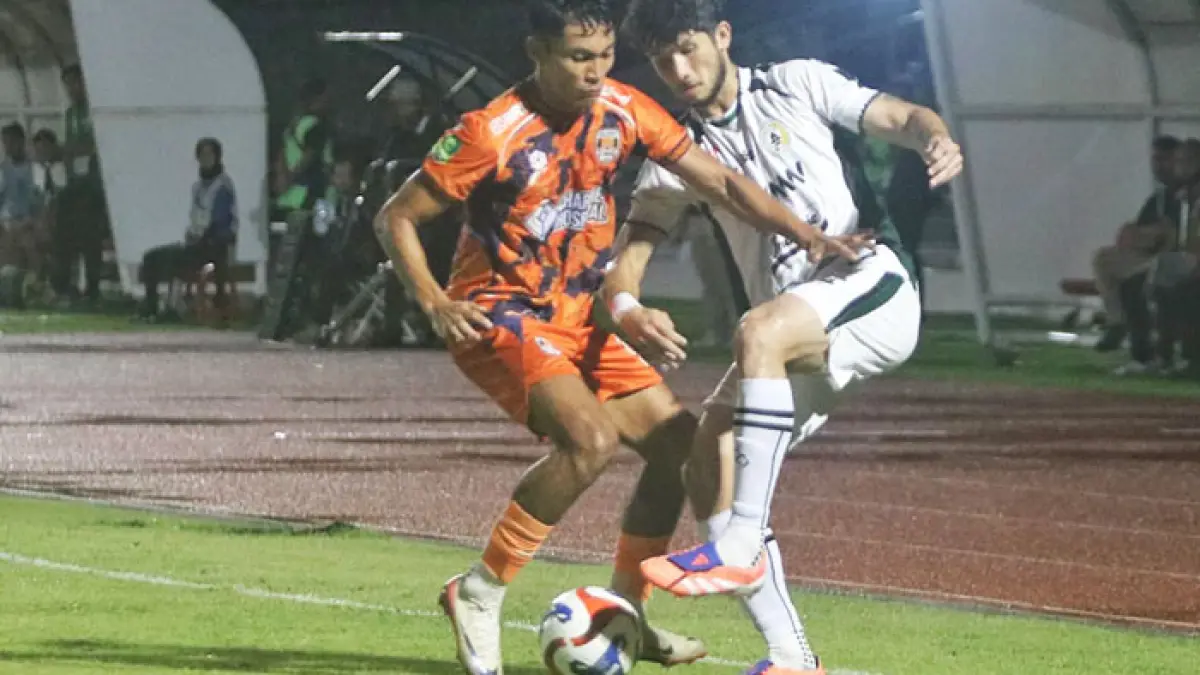 Pertandingan antara PSS melawan Kendal Tornado FC sebenarnya berjalan menarik. Kedua tim sama-sama menampilkan permainan terbaiknya. (ELANG KHARISMA DEWANGGA/RADAR JOGJA)