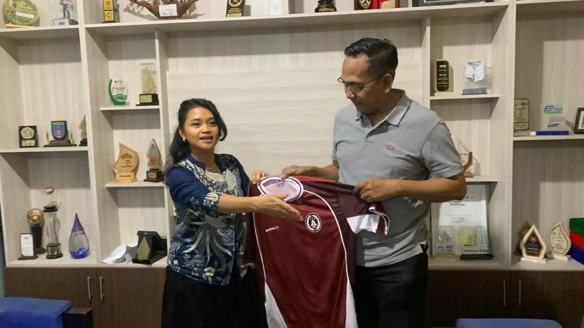 Executive Representative PSS  Vita Subiyakti memberikan jersey kepada Direktur Jawa Pos Radar Jogja Ananto Priyatno saat berkunjung ke kantor Jawa Pos Radar Jogja, Jumat (27/3/2026) - (BAHANA/RADAR JOGJA)