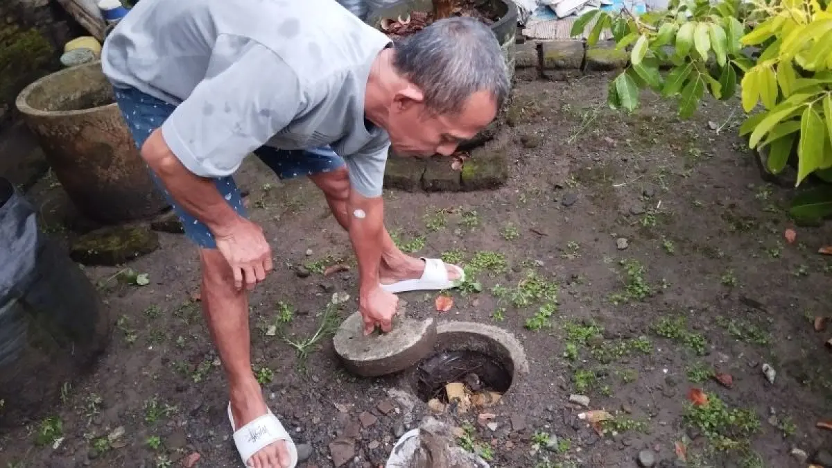 KURANGI SAMPAH: Salah satu lubang biopori yang dimanfaatkan untuk membuat pupuk kompos di halaman rumah Dukuh Busuran Minggu (29/3).&nbsp;(Cintia&nbsp;Yuliani/Radar Jogja)