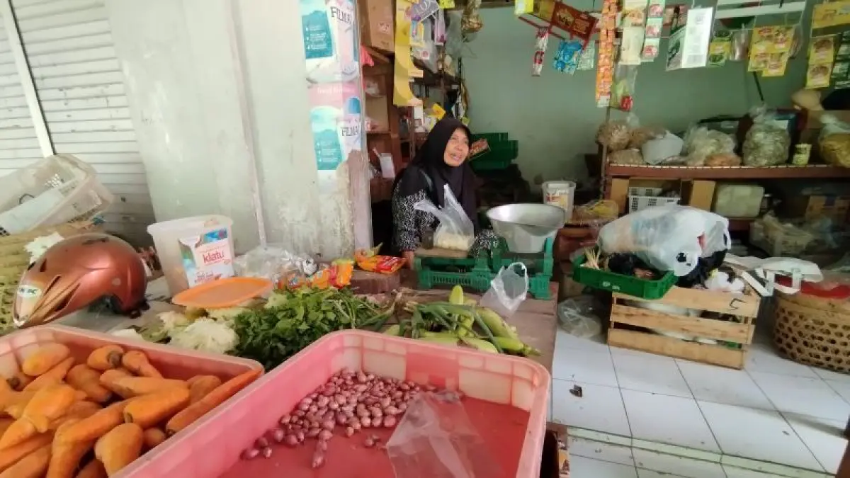 Pedagang bahan pokok di Pasar Imogiri Sutisik sedang menunggu pembeli ke lapaknya Minggu (29/3).&nbsp;(Cintia&nbsp;Yuliani/Radar Jogja)