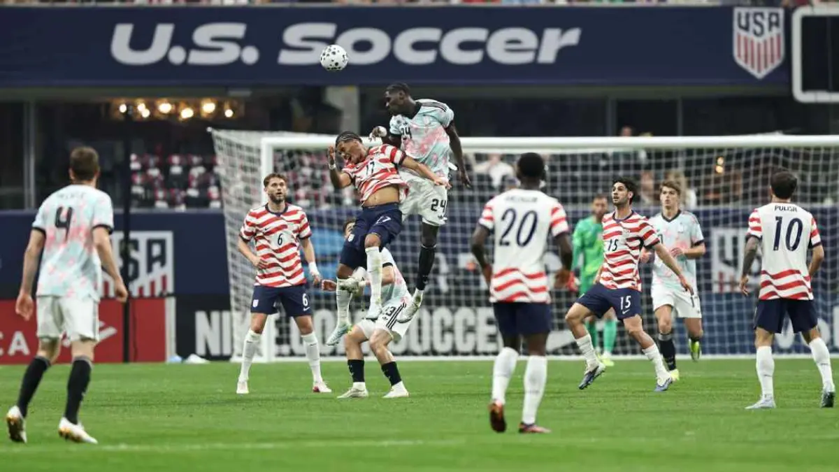Pemain Amerika Serikat, Christian Pulisic memandang jersey tim nasionalnya dan Belgia cukup sama dalam pertandingan persahabatan di Atlanta pada Minggu (29/3)