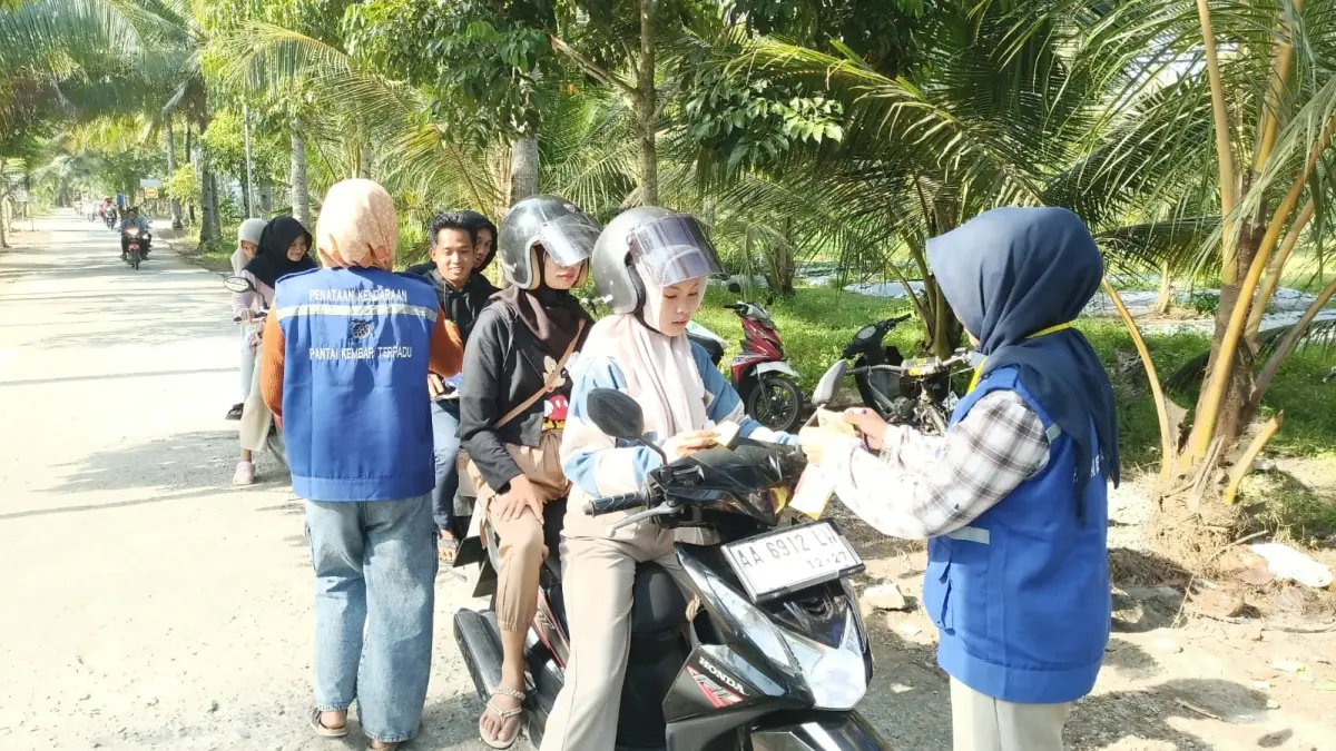 Pengunjung Pantai Kembar Terpadu menerima karcis parkir sebagai tanda masuk tanpa dipungut tarif khusus. Pengunjung hanya diminta bayar seikhlasnya. (M Hafied/Radar Jogja)