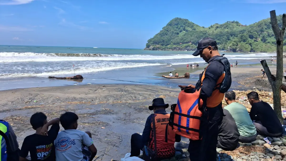 Petugas melakukan upaya pencarian terhadap Ibnuyun, 15, warga Banjarnegara yang dilaporkan hilang di Pantai Watubale, kemarin. (Dokumentasi BPBD Kebumen)