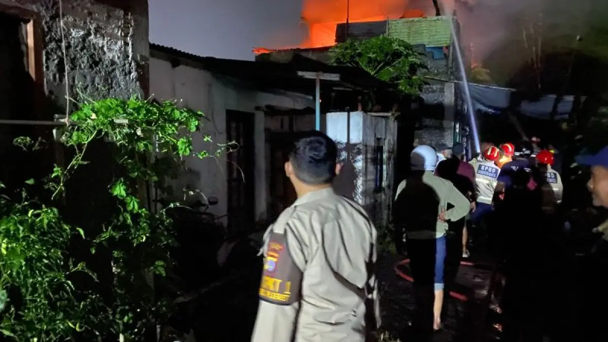 Petugas pemadam kebakaran sedang memadamkan api&nbsp;di Wonokromo, Pleret. (Dokumentasi Polres Bantul)