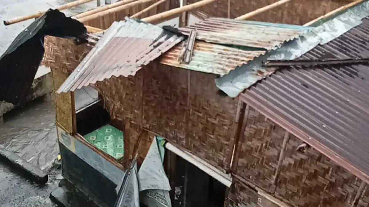 Salah satu bangunan di Dusun Candisingo yang atapnya berterbangan karena hujan lebat dan angin kencang. (Kiriman warga)