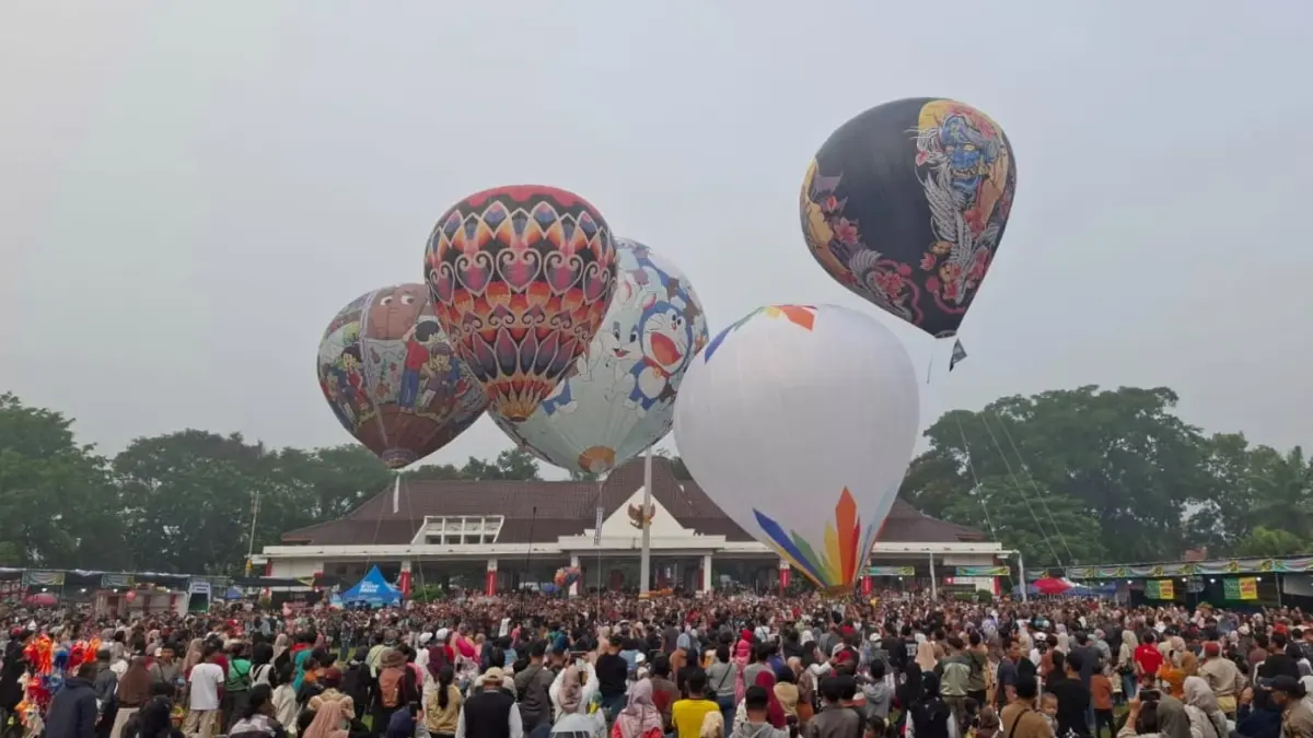 Warga berbondong-bondong datang ke Lapangan drh Soepardi untuk menyaksikan penerbangan balon udara, Minggu (29/3/2026). (NAILA NIHAYAH/RADAR JOGJA)