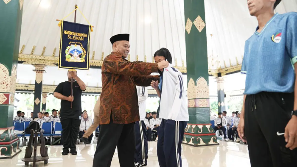 Bupati Sleman Harda Kiswaya saat melepas para atlet ke ajang POPDA DIJ 2026. (Dokumen Pemkab Sleman)