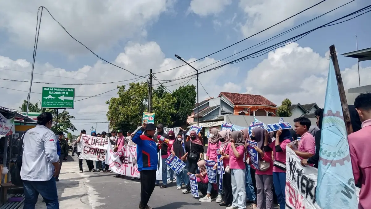 (Delima Purnamasari/Radar Jogja)- Demo karyawan CV Evergreen