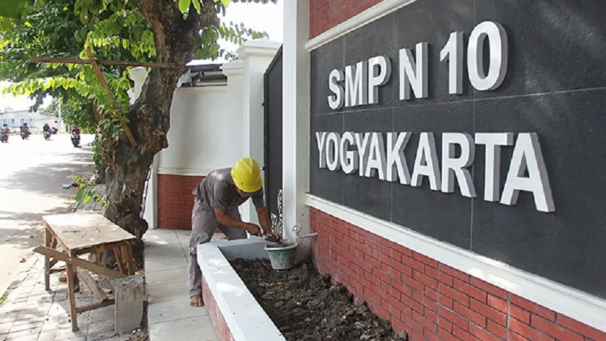 DIRAPIKAN: Pekerja menyelesaikan proses proyek pembangunan di SMP Negeri 10 Kota Jogja, (DOK. RADAR JOGJA)