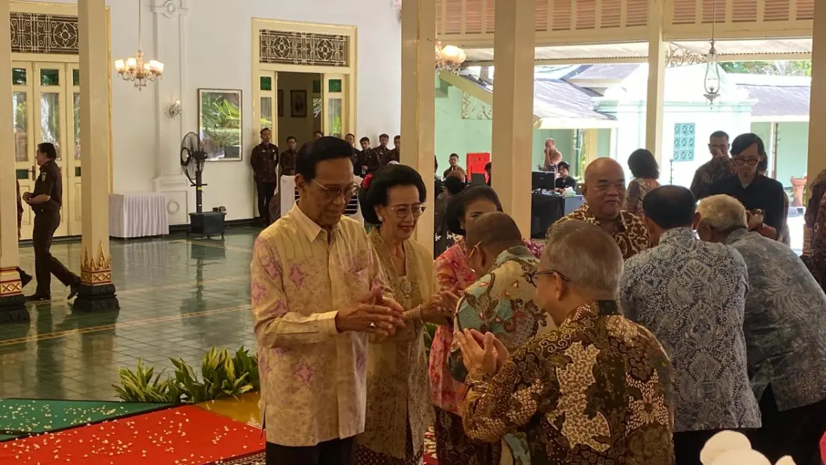 Gubernur DIY Hamengku Buwono X menerima silaturahmi dari warga Yogyakarta di Kepatihan, (30/3/2026). (Agung Dwi Prakoso/Radar Jogja)