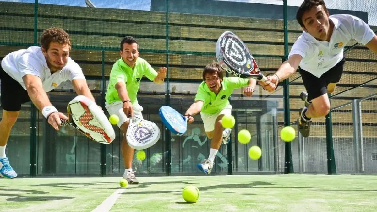 Ilustrasi bermain padel. (Pinterest/padelgameplan.com)