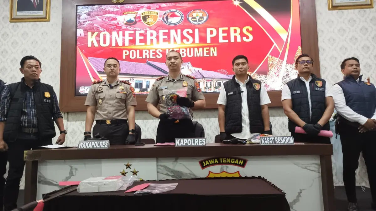 Kapolres Kebumen AKBP I Putu Bagus Krisna Purnama didampingi sejumlah pejabat polres menunjukkan barang bukti atas kasus dugaan pencabulan yang dilakukan seorang guru mengaji. (M Hafied/Radar Jogja)

