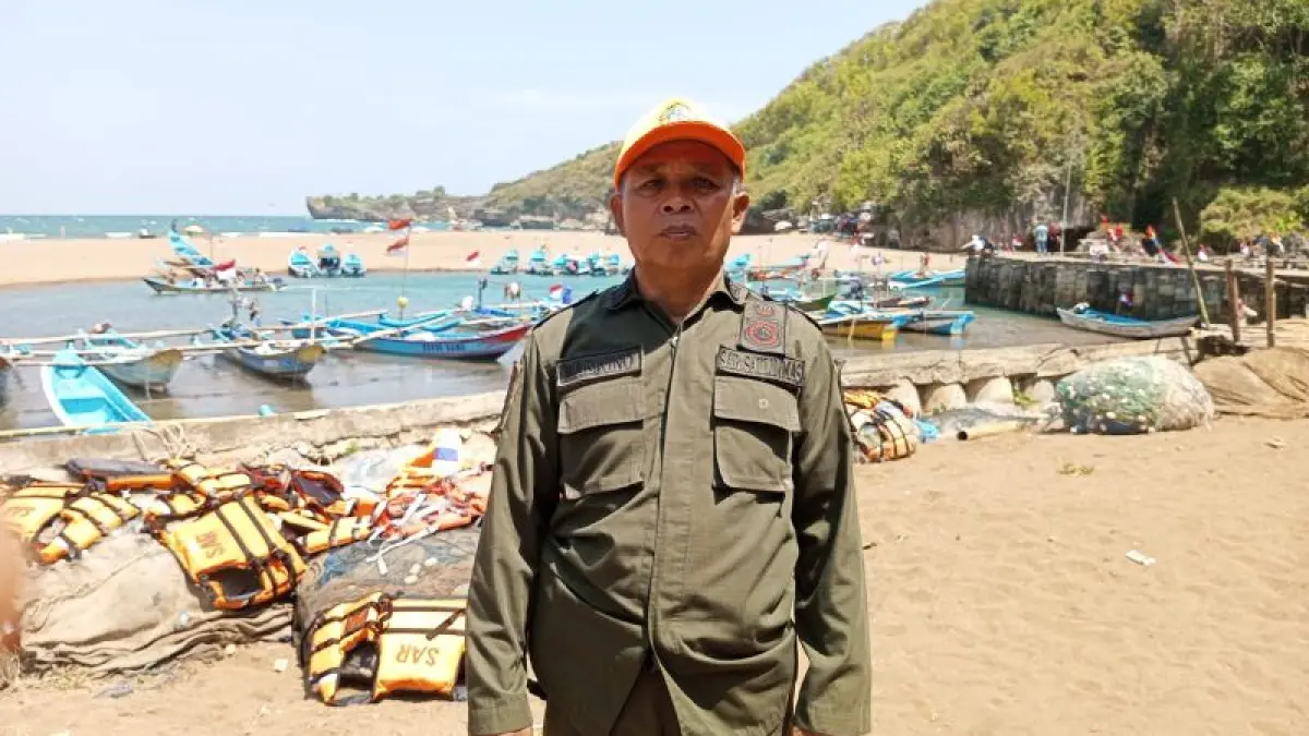 Koordinasi Satlinmas Rescue Istimewa Wilayah II Baron Marjono saat ditemui di Posko SRI Baron. (Yusuf Bastiar/Radar Jogja)