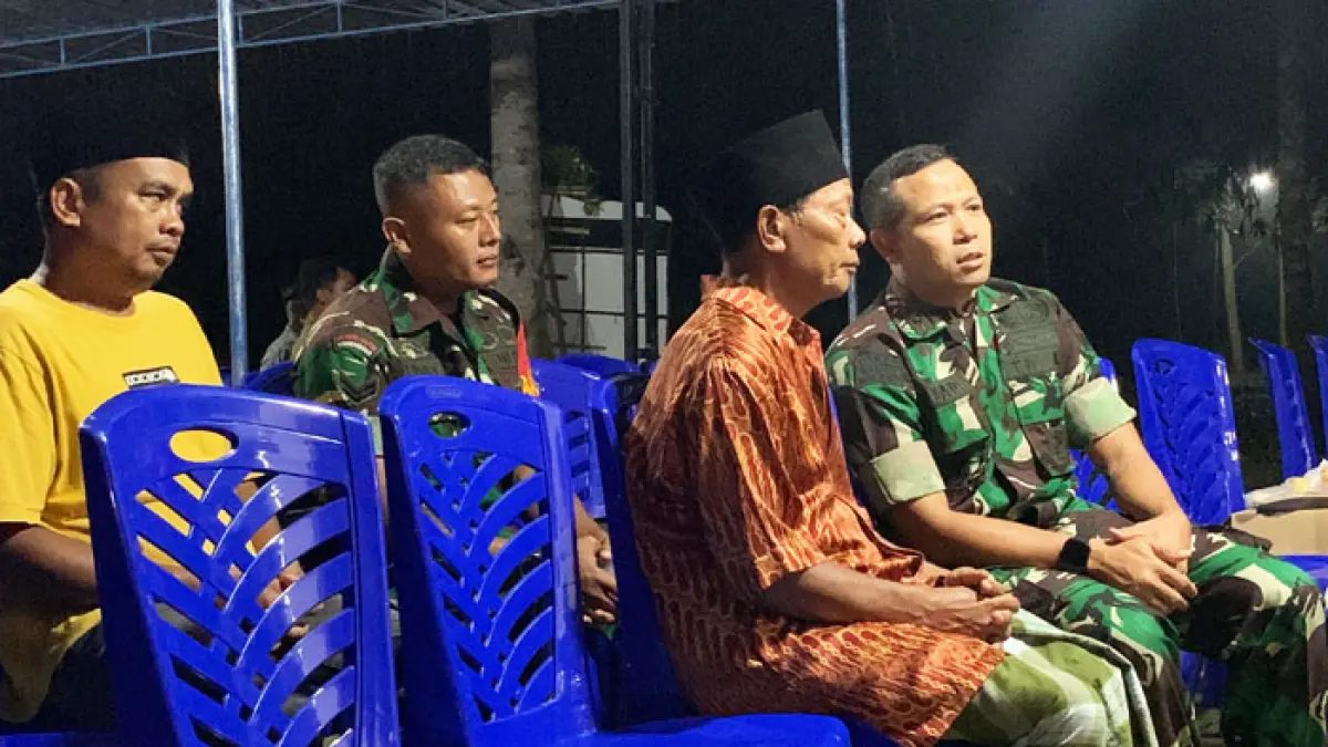 LAMA: Dandim 0731/Kulon Progo Letkol Dyan Niti Sukma &nbsp;berbincang lama dengan orang tua Praka Farizal di rumah duka. (ANOM BAGASKORO/RADAR JOGJA)