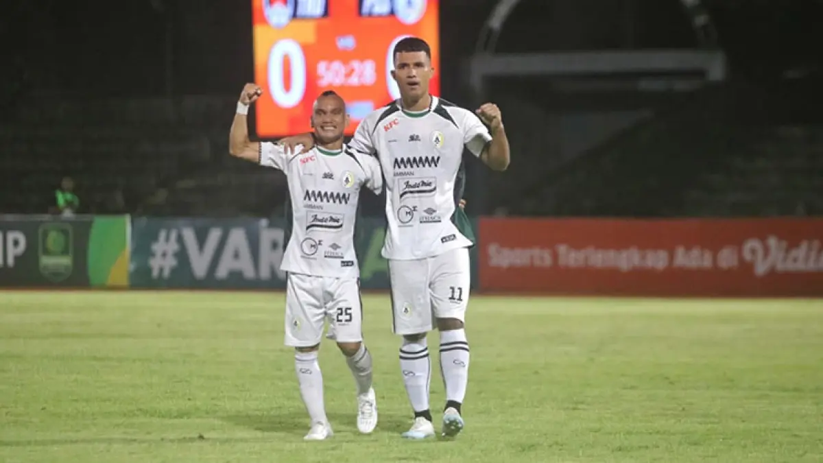 MERAYAKAN GOL: Riko Simanjuntak dan Gustavo Tocantins saat selebrasi setelah membobol gawang Kendal Tornado FC di Stadion Sriwedari, Solo, Minggu (29/3/2026) malam. (Foto: Elang Kharisma Dewangga/Radar Jogja)