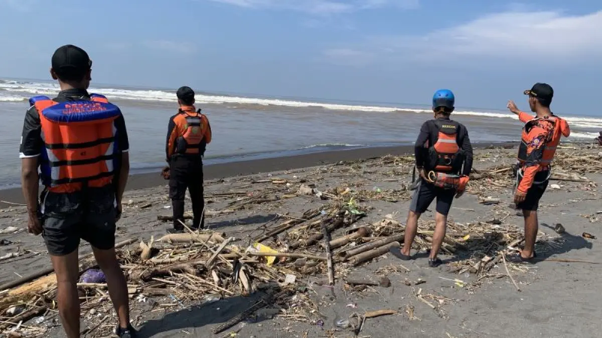 PENCARIAN KORBAN: Tim SAR sedang mencari korban yang hilang di Muara Sungai Opak Senin (30/3). (Dokumentasi Basarnas Jogjakarta)