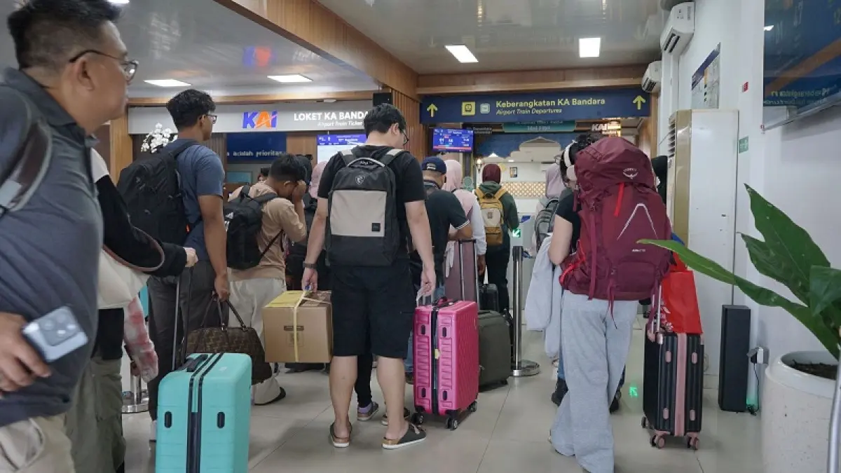 Penumpang KA Bandara saat mengantre di loket. (ISTIMEWA)
