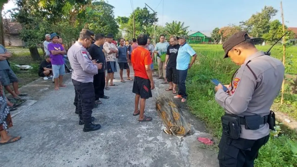 Petugas dan warga sedang mengevakuasi mayat lansia di pengairan sawah Gesikan RT&nbsp; 6, Jaranan, Panggungharjo, Sewon Senin (30/3). (Dokumentasi Polres Bantul)