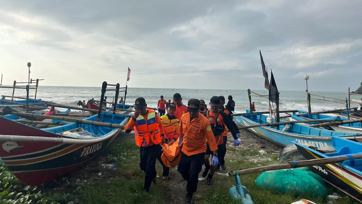 Petugas gabungan mengevakuasi jasad Ibnuyun, 15, wisatawan asal Banjarnegara yang hanyut terseret ombak Pantai Watubale. (Dokumentasi Basarnas Cilacap)