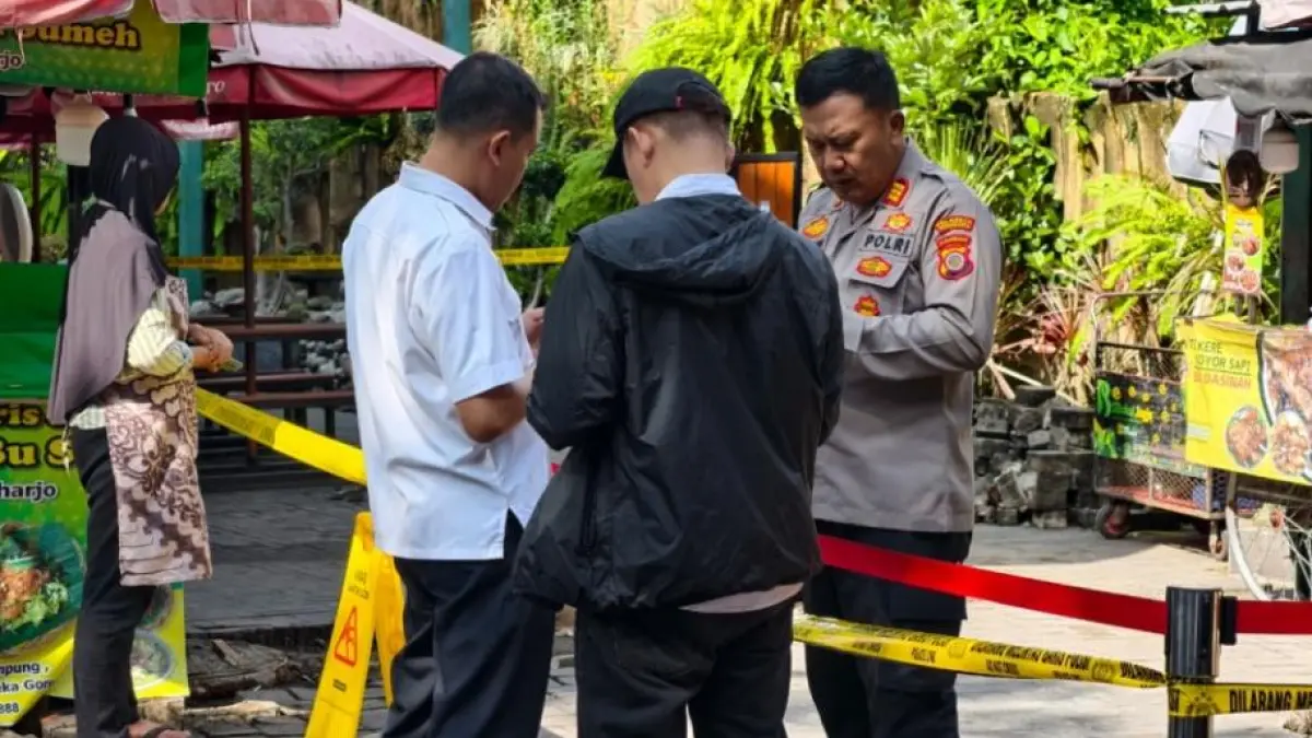 Petugas kepolisian melakukan olah tempat kejadian perkara (TKP) ledakan saluran limbah di Teras Malioboro 1, Yogyakarta (30/3/2026). (Humas Polsek Gondomanan) 