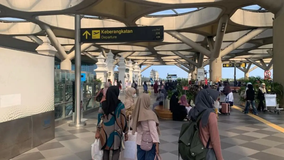 RAMAI: Pengunjung Bandara YIA memadati area terminal keberangkatan. (ANOM BAGASKORO/RADAR JOGJA)