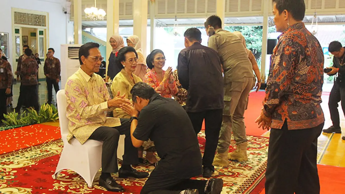 Ratusan masyarakat mengantre sejak pagi untuk mengikuti acara silaturahmi di Kepatihan, Jogja, Senin (30/3). (GUNTUR AGA TIRTANA/RADAR JOGJA)