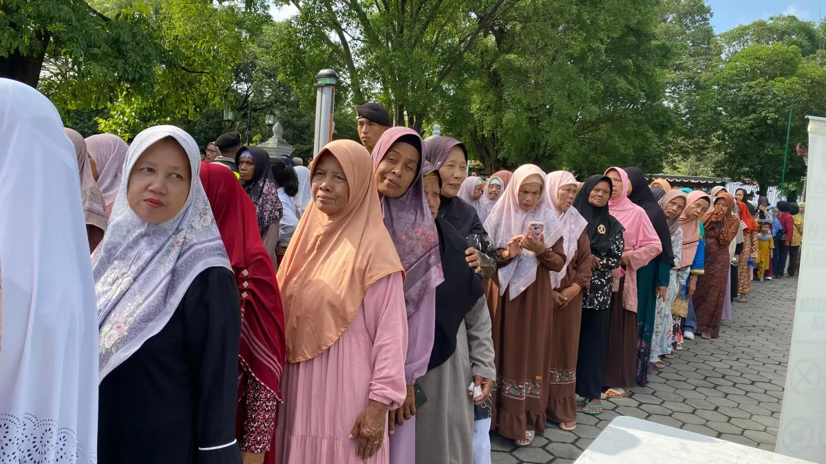 Ratusan masyarakat mengantre sejak pagi untuk mengikuti acara silaturahmi di Kepatihan, Jogja, Senin (30/3/2026). (AGUNG DWI PRAKOSO/RADAR JOGJA)