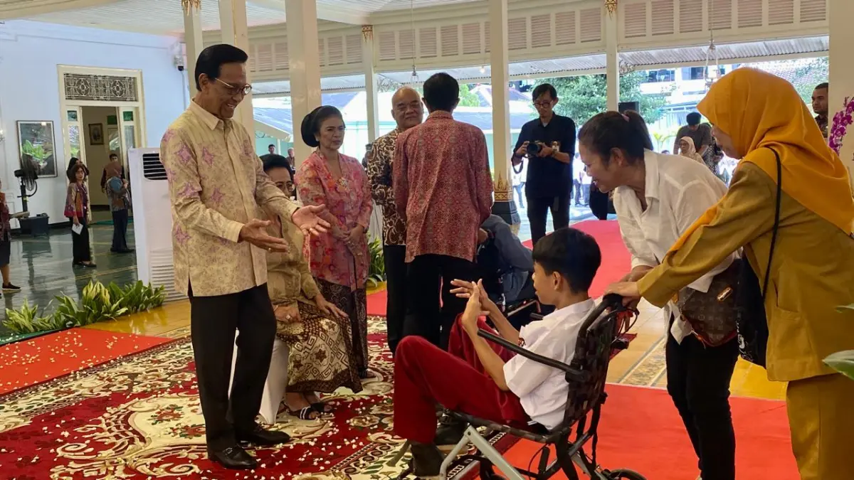 Salah seorang penyandang disabilitas ikut open house dan bersalaman dengan Sri Sultan Hamengku Buwono X, Senin (30/3/2026). (AGUNG DWI PRAKOSO/RADAR JOGJA)