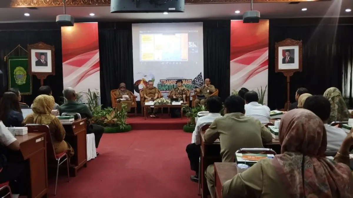 Sekda Bantul Agus Budi Raharja sedang menjelaskan pertumbuhan ekonomi di Bantul Senin (30/3). (Cintia&nbsp;Yuliani/Radar Jogja)
