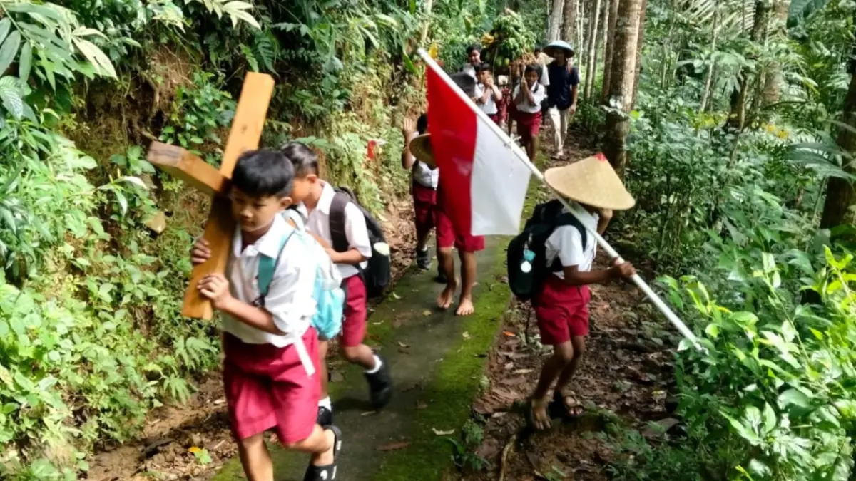 Siswa SD Kanisius Kenalan saat mengikuti prosesi jalan salib, Senin (30/3).