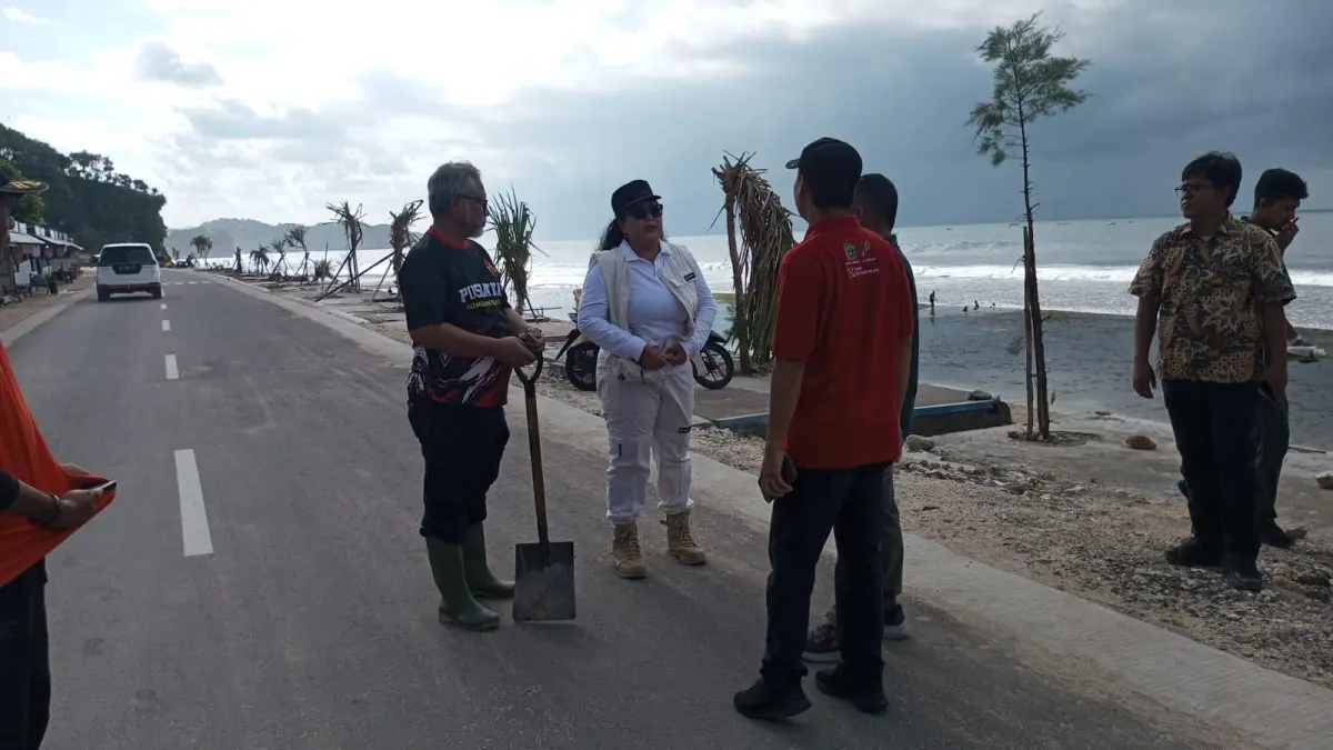 (Yusuf Bastiar/Radar Jogja) Bupati Gunungkidul Endah Subekti Kuntariningsih sedang berbincang dengan Kepala Dinas Pariwisata Gunungkidul Hary Sukmono di Pantai Sepanjang beberapa waktu lalu.