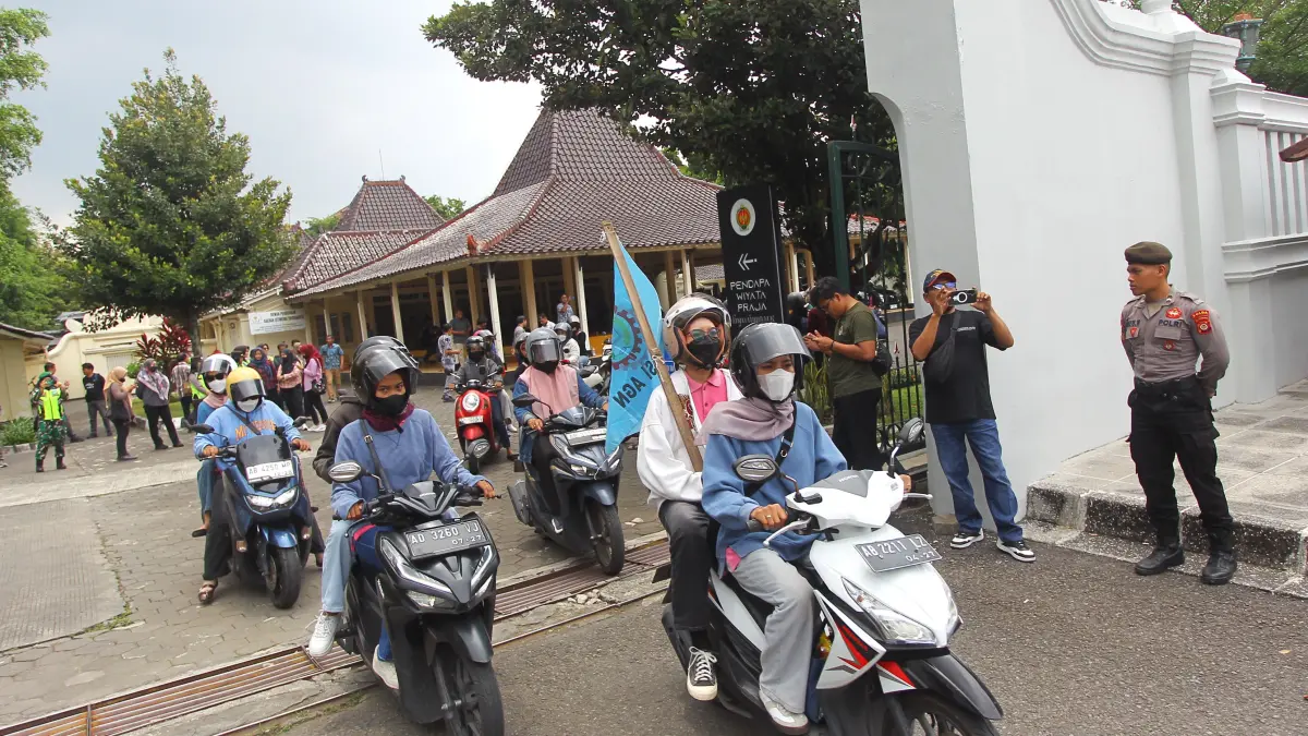 Puluhan buruh CV Evergreen Buana Prima Sandang berkonvoi meninggalkan kompleks Kepatihan seusai beraudiensi dengan perwakilan Pemprov DIJ dan Dinas Tenaga Kerja dan Transmigrasi (Disnakertrans) DIJ, kemarin (31/3). Dalam aksi tersebut, mereka masih membawa tuntutan yang sama, yakni gaji yang belum dibayarkan selama tiga bulan