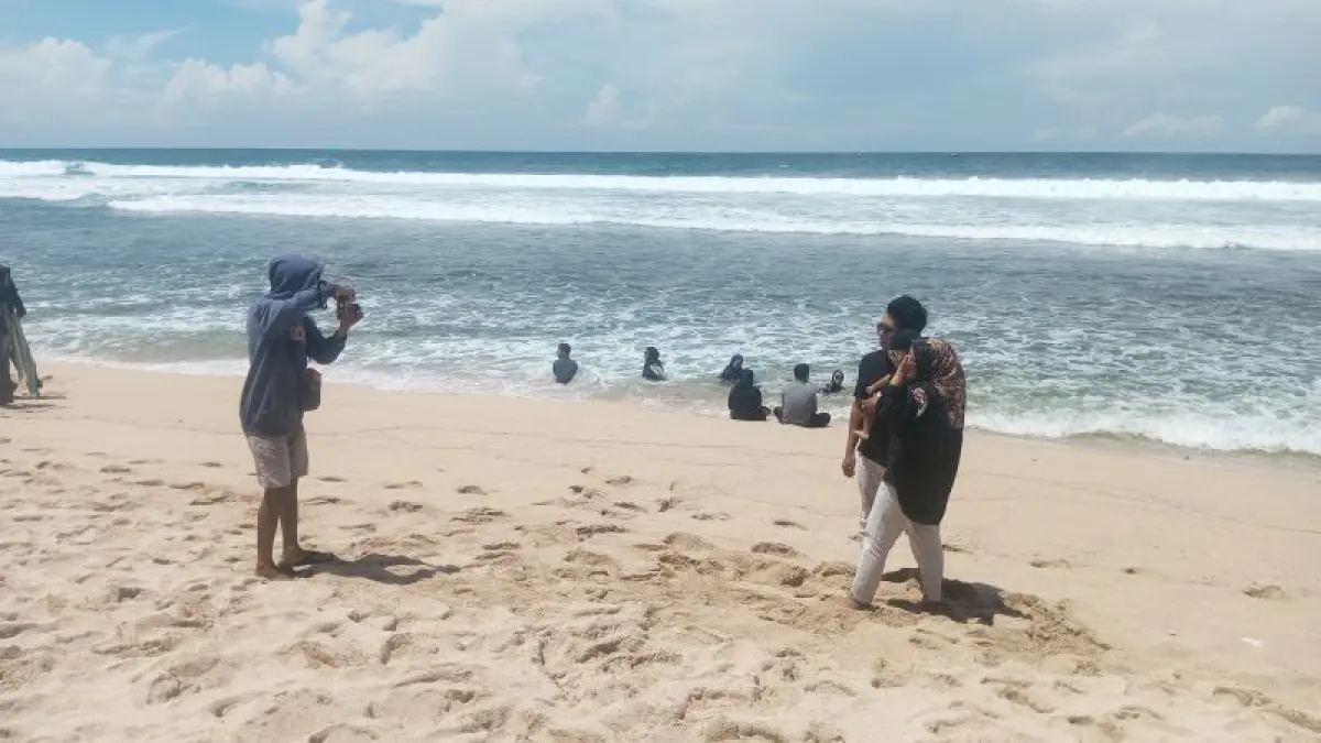 ASYIK: Wisatawan sedang berswafoto di Pantai Watu Kodok, Gunungkidul. (Yusuf Bastiar/Radar Jogja)