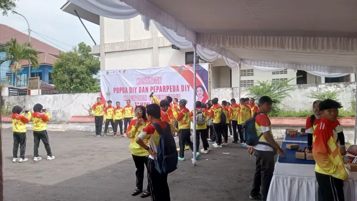 Atlet-atlet Poda dan Peparda Kontingen Gunungkidul sedang berswafoto setelah giat pelepasan atlet di Gedung Kesenian Gunungkidul. (Yusuf Bastiar/Radar Jogja)