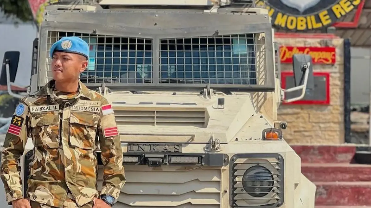 BERTUGAS: Potret Praka Farizal saat bertugas di Lebanon dengan kendaraan militer PBB di belakangnya. (Instagram/Praka Farizal Rhomadhon)