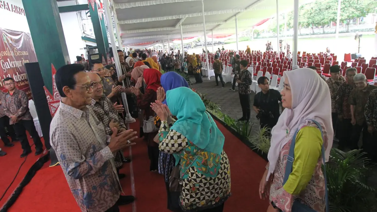 Gubernur DIY Hamengku Buwono X didampingi Wagub Paku Alam X bersalaman dengan ASN Pemkot Jogja dalam acara syawalan di kompleks Balai Kota Jogja, Selasa (31/1/2026). (GUNTUR AGA TIRTANA/Radar Jogja)